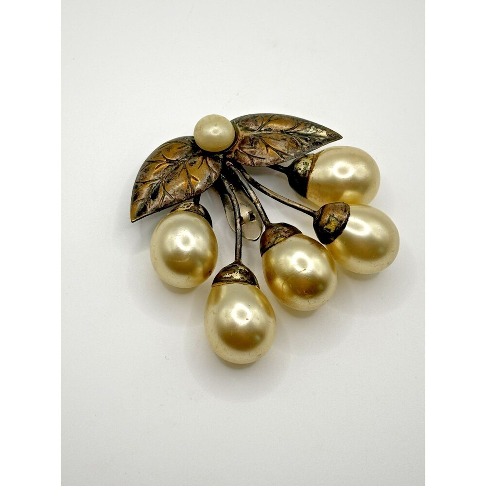 Vintage Faux Pearl Clip Teardrop Design Bronze Leafy Setting Jewelry Brooch Pin